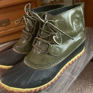 SOREL RAIN BOOTIES- great condition